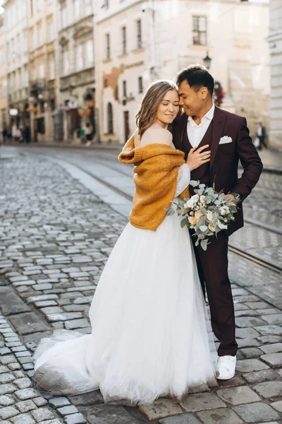 Ein Internationales Hochzeitspaar Eine Europäische Braut Und Ein Asiatischer Bräutigam — Stockfoto