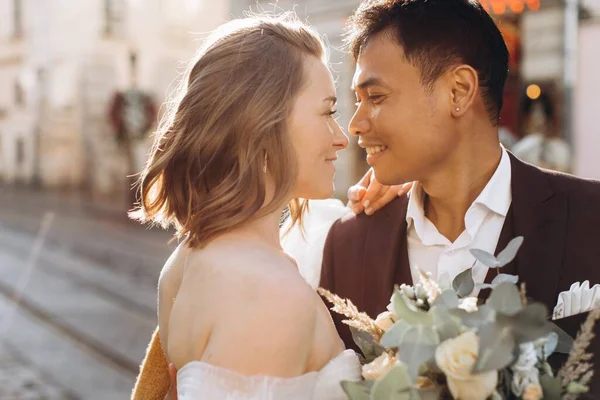 Couple Mariage International Une Mariée Européenne Marié Asiatique Promènent Ensemble — Photo