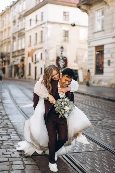 Een Internationaal Bruidspaar Een Europese Bruid Een Aziatische Bruidegom Lopen — Stockfoto