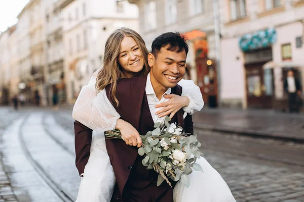 Международная Супружеская Пара Европейская Невеста Азиатский Жених Прогуливаются Городу Вместе — стоковое фото
