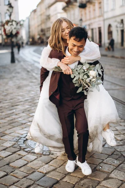 Ein Internationales Hochzeitspaar Eine Europäische Braut Und Ein Asiatischer Bräutigam — Stockfoto