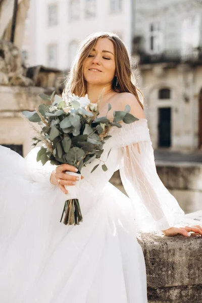 Bella Sposa Con Bouquet Posa Nelle Strade Della Città — Foto Stock