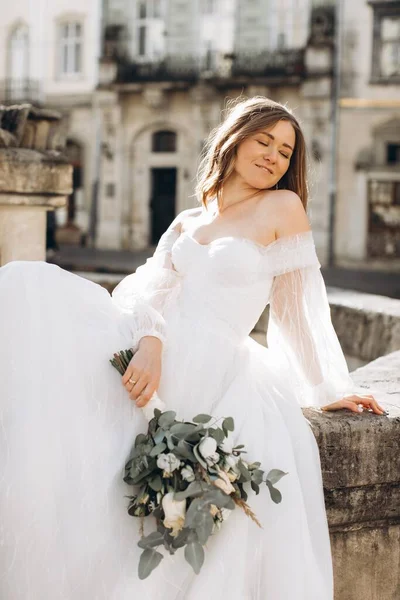 Hermosa Novia Con Ramo Posando Las Calles Ciudad — Foto de Stock