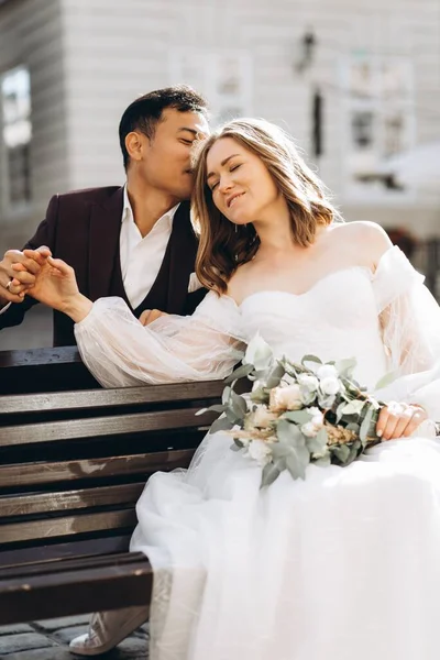 Ein Internationales Hochzeitspaar Eine Europäische Braut Und Ein Asiatischer Bräutigam — Stockfoto