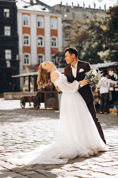 Casal Casamentos Internacionais Uma Noiva Europeia Noivo Asiático Caminham Juntos — Fotografia de Stock