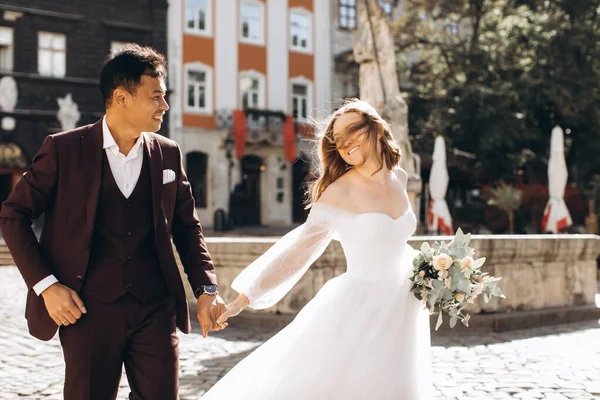 Ein Internationales Hochzeitspaar Eine Europäische Braut Und Ein Asiatischer Bräutigam — Stockfoto