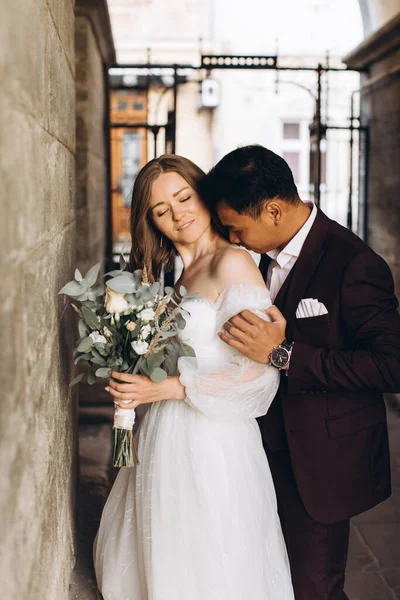 International Wedding Couple European Bride Asian Groom Walk City Together — Stock Photo, Image