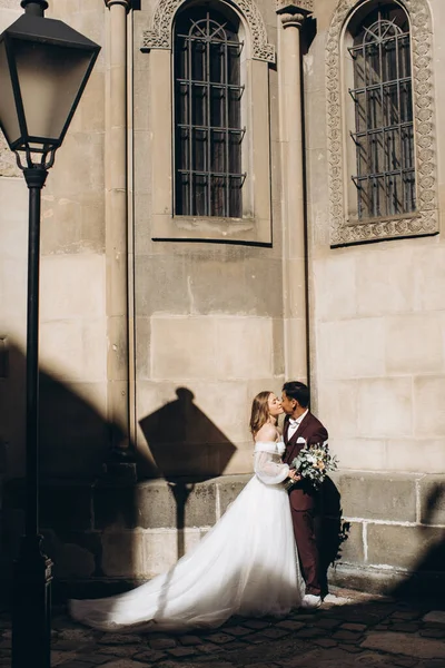 一对跨国结婚的夫妇 一个欧洲新娘和一个亚洲新郎一起在城市里散步 — 图库照片
