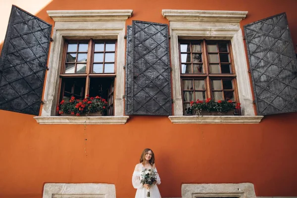 Hermosa Novia Con Ramo Posando Las Calles Ciudad — Foto de Stock