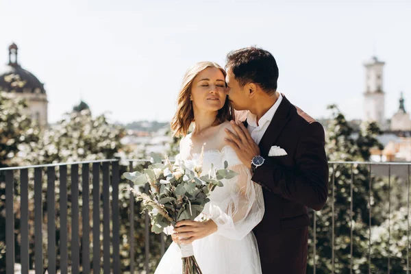 Ein Internationales Hochzeitspaar Eine Europäische Braut Und Ein Asiatischer Bräutigam — Stockfoto