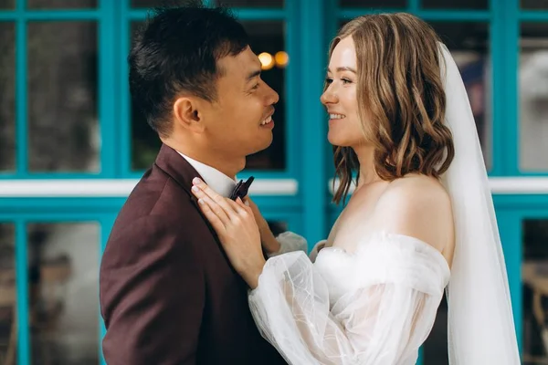 Hochzeitstag Schöne Europäische Braut Und Ihr Asiatischer Bräutigam Posieren Vor — Stockfoto