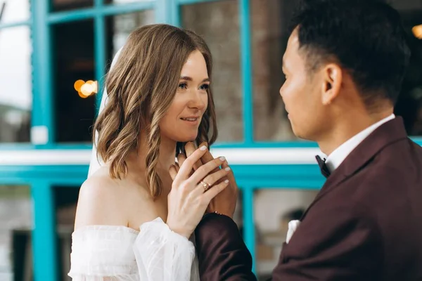 День Свадьбы Красивая Европейская Невеста Азиатский Жених Позируют Фоне Кафе — стоковое фото
