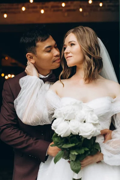 Hochzeitstag Schöne Europäische Braut Und Ihr Asiatischer Bräutigam Posieren Vor — Stockfoto