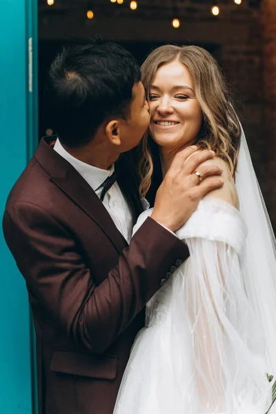 Día Boda Hermosa Novia Europea Novio Asiático Posando Sobre Telón —  Fotos de Stock