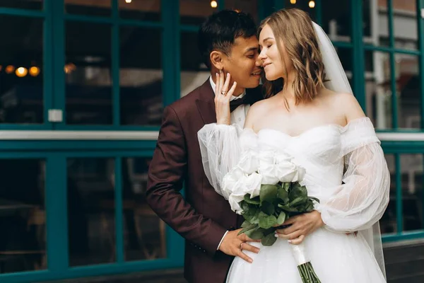 Día Boda Hermosa Novia Europea Novio Asiático Posando Sobre Telón — Foto de Stock