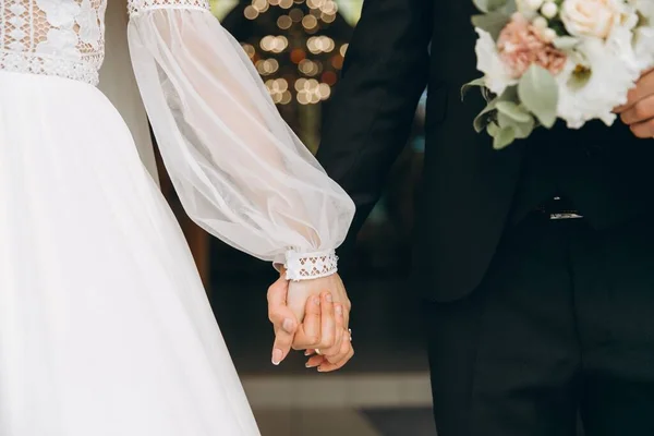 Día Boda Novio Sostiene Mano Novia Sobre Fondo Bokeh — Foto de Stock