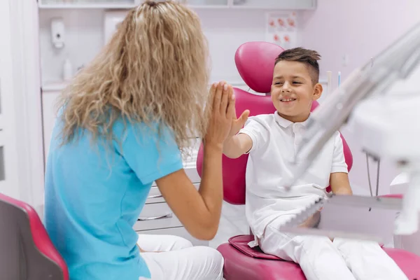 Garçon Rit Fait Une Main Respect Avec Une Femme Dentiste — Photo
