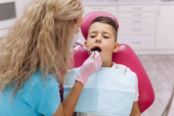 Mulher Dentista Faz Exame Dentário Boca Menino — Fotografia de Stock