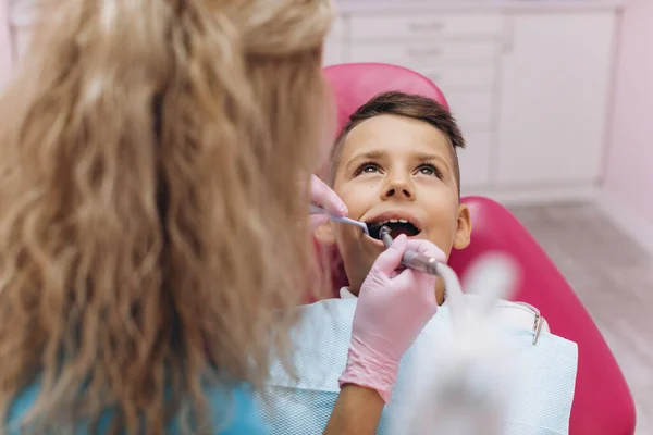 Dentista Trata Dentes Menino Clínica Odontológica — Fotografia de Stock
