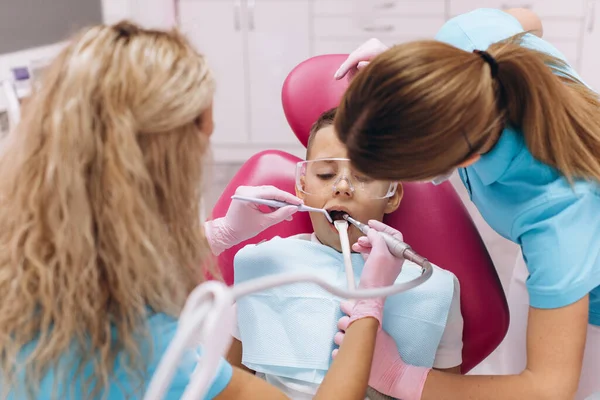 Dentista Femminile Tratta Denti Del Ragazzo Clinica Dentale — Foto Stock