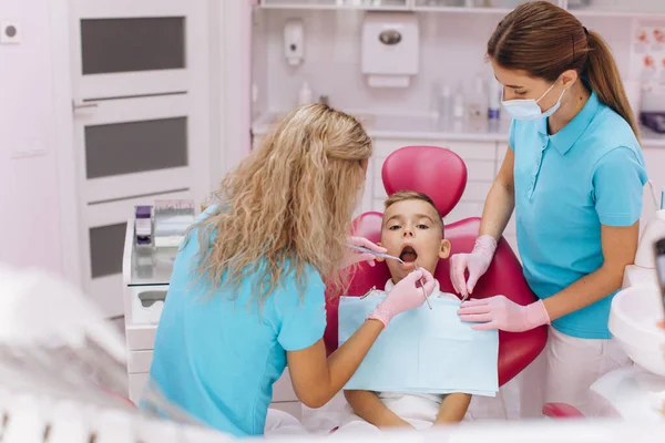 Mulher Dentista Faz Exame Dentário Boca Menino — Fotografia de Stock