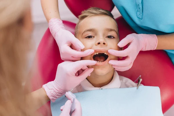 Mulher Dentista Faz Exame Dentário Boca Menino — Fotografia de Stock