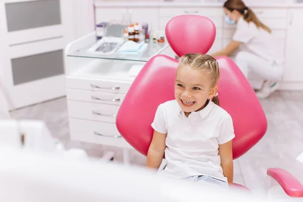 Ragazzina Sorridente Visita Dal Dentista Presso Clinica Dentale — Foto Stock