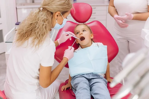 歯医者の診療所で歯医者さんを訪ねている女の子 — ストック写真