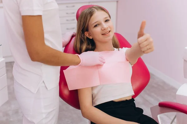 Tonårstjej Visar Tummen Upp Och Ler Besök Hos Tandläkaren — Stockfoto