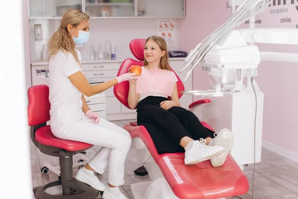 Dentista Regala Una Mela Adolescente Una Clinica Dentistica — Foto Stock