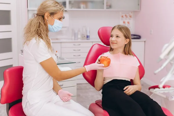 Dentista Uma Maçã Uma Adolescente Uma Clínica Odontológica — Fotografia de Stock