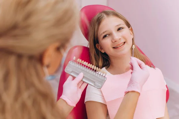 Der Zahnarzt Wählt Die Farbe Der Zahnkrone Eines Teenagers Einer — Stockfoto