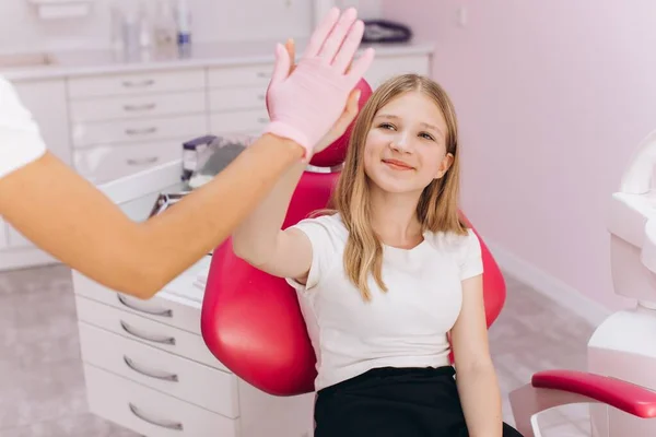 Tonårstjej Respekterar Händer Med Kvinnlig Tandläkare Tandvårdskliniken — Stockfoto