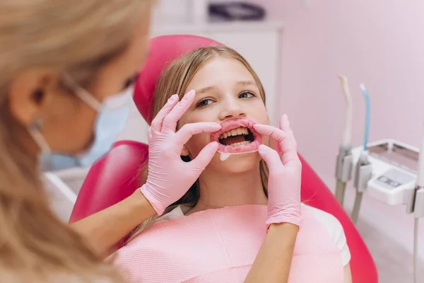 Adolescente Fazendo Clareamento Dos Dentes Ultravioleta Uma Clínica Odontológica — Fotografia de Stock