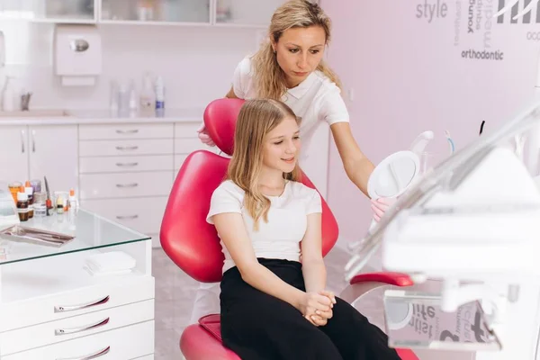 Nastolatka Spogląda Lustro Podczas Wizyty Dentystki Klinice Dentystycznej — Zdjęcie stockowe