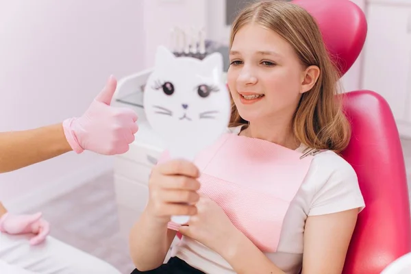 Tonårstjej Ser Sig Spegeln Ett Besök Hos Kvinnlig Tandläkare Tandvårdsklinik — Stockfoto
