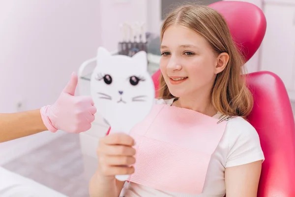 Teenage Dívka Podívá Zrcadla Během Návštěvy Ženy Zubař Zubní Klinice — Stock fotografie