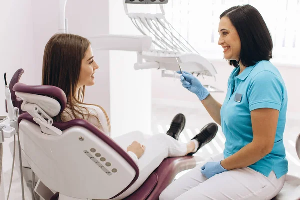 去看女牙医时 女孩坐在牙医椅子上笑着 — 图库照片
