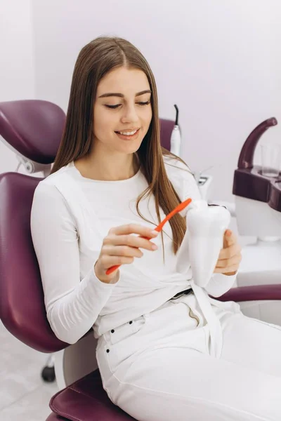 Dziewczyna Wizytą Dentysty Pokazuje Jak Myje Zęby — Zdjęcie stockowe