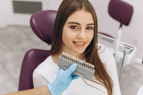Dentystka Pomaga Pacjentowi Wybrać Kolor Implantu Lub Korony Używając Skali — Zdjęcie stockowe