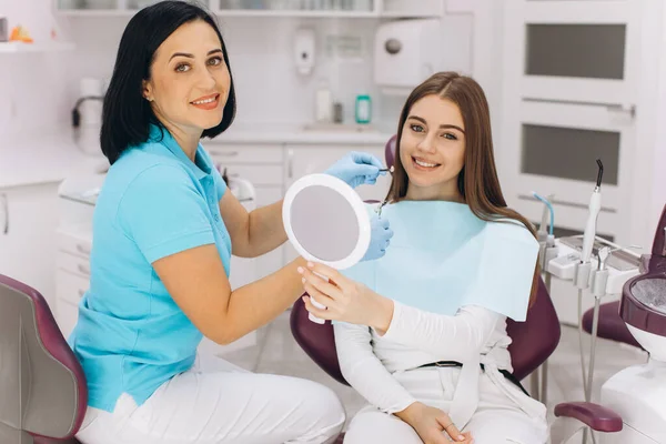 Женщина Стоматолог Помогает Пациентке Выбрать Цвет Имплантата Короны Помощью Цветовой — стоковое фото