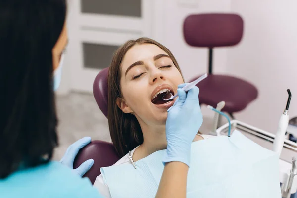 Жінка Стоматолог Оглядає Свого Пацієнта Стоматологічному Кріслі — стокове фото