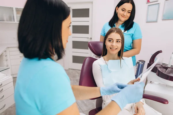 Donna Dentista Mostra Una Ragazza Paziente Una Foto Della Sua — Foto Stock