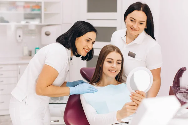 Dziewczyna Wizytą Dentysty Siedzi Krześle Patrzą Lustro Jej Zęby — Zdjęcie stockowe