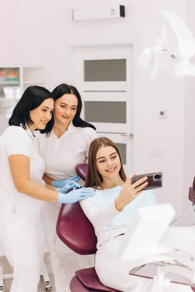 Menina Consultório Odontológico Após Exame Tira Uma Selfie Com Dentistas — Fotografia de Stock