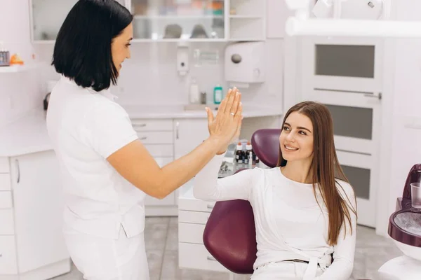 Donna Dentista Sorridente Facendo Rispetto Con Mano Con Suo Paziente — Foto Stock