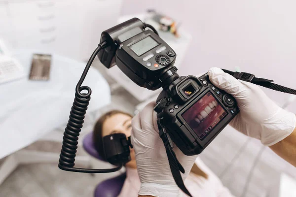 Dentista Femminile Fotografa Denti Del Suo Paziente Una Sedia Dentale — Foto Stock