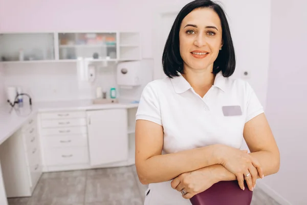 Hermosa Dentista Femenina Sonriendo Clínica Dental — Foto de Stock