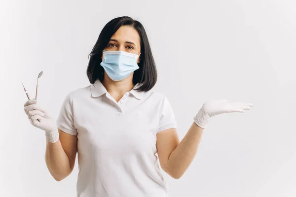 Mulher Dentista Uma Máscara Médica Mostra Algo Espaço Cópia — Fotografia de Stock