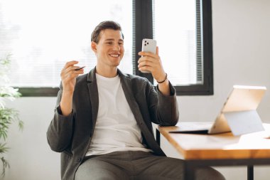 Modern gülümseyen ofis çalışanının ofiste bir video görüşmesi var.